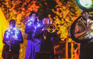 Crédit photo : Jessica Garneau Fanfare dans un festival, soir, avec lumières